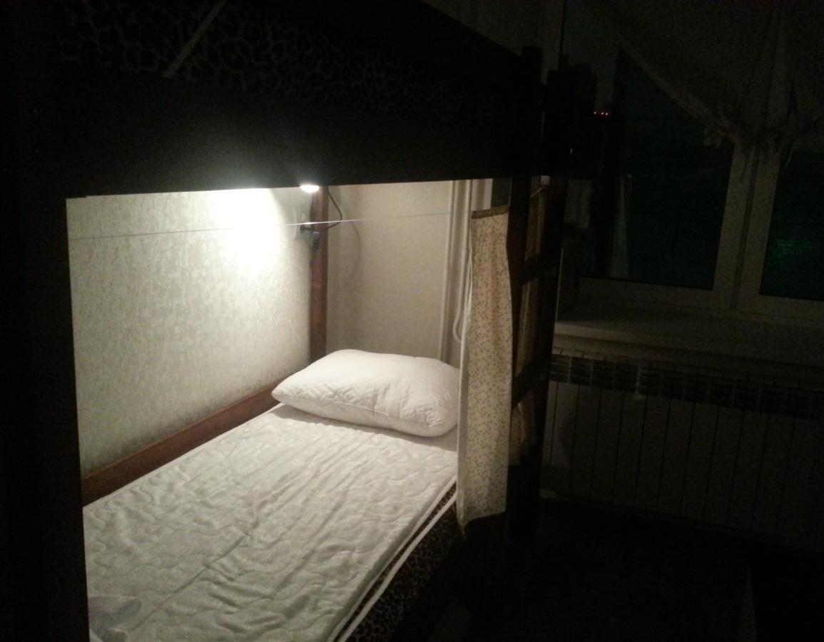 Ночное общежитие. Общежитие на Новослободской 25 Калуга. Хостел ночью. Хостел Калуга.